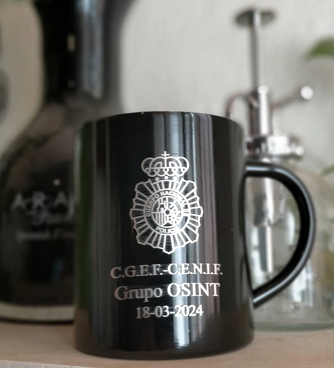 Grabado Laser Taza Metalica Negra Policia Osint