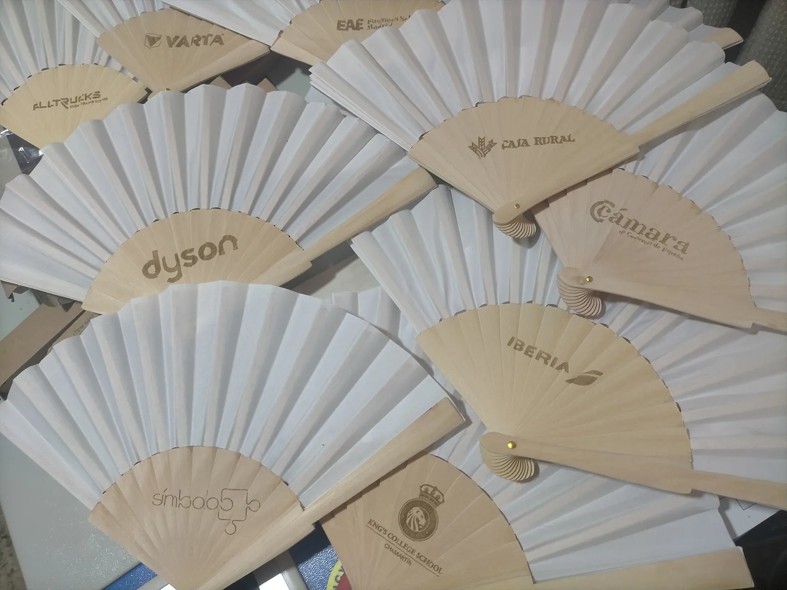 Grabado Laser Madera Detalle Abanicos Varta Dyson Iberia