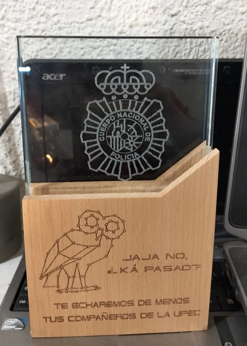 Grabado Laser Madera Placa Despedida Compañeros Upec