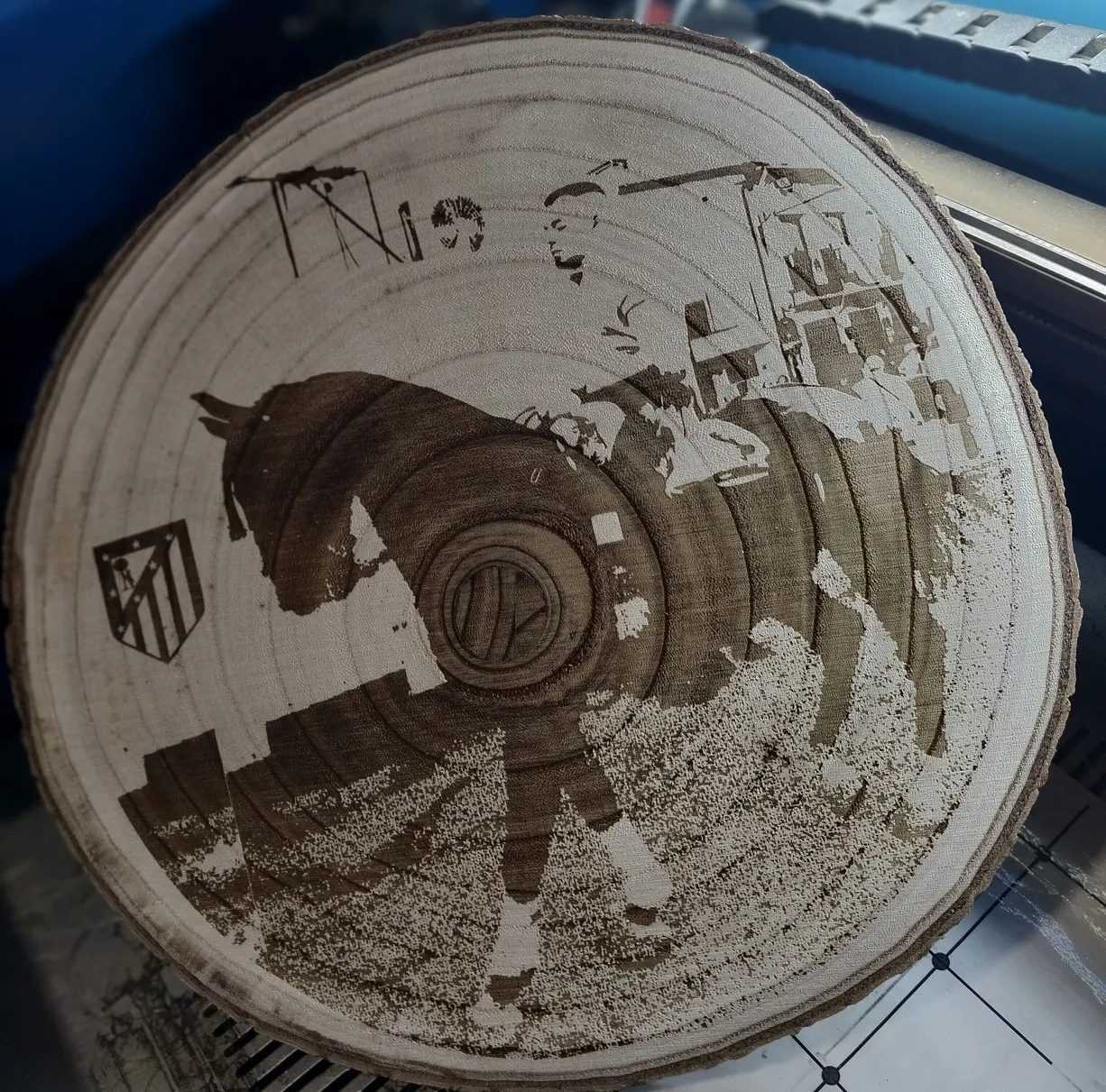 Grabado Laser Madera Tronco Atletico De Madrid Escudo