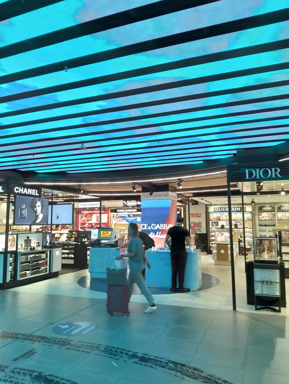 Grabado Laser Stand Luxury Perfumes Duty Free